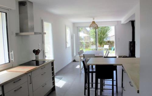 une cuisine avec une table et une salle à manger dans l'établissement A 900 mètres de la plage de Kerhillio Maison lumineuse pour 6 personnes, à Erdeven