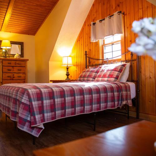 Una cama o camas en una habitación de Alpine - by The Chalets