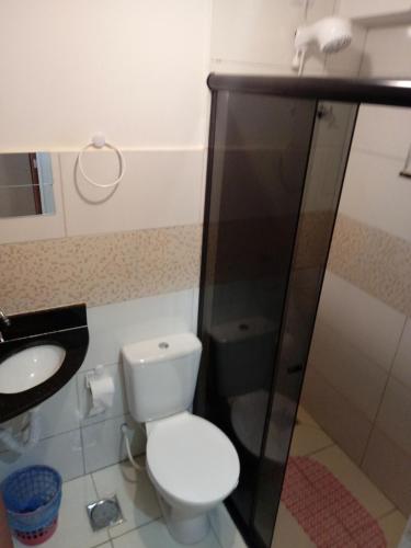 une salle de bains avec toilettes et lavabo dans l'établissement Apartamento com área de lazer completa!, à Valparaíso de Goiás