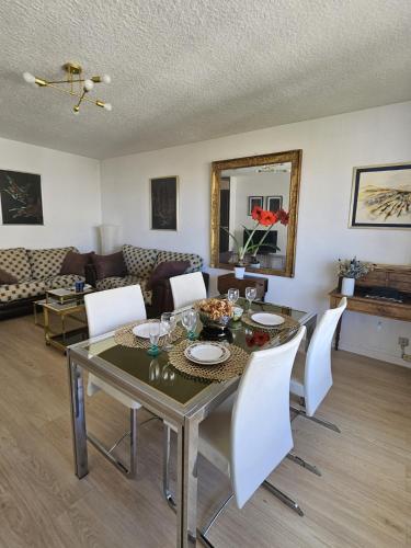 une salle à manger avec une table et des chaises blanches dans l'établissement Appartement au centre de Bordeaux, à Bordeaux