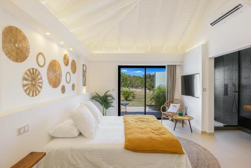 Ένα ή περισσότερα κρεβάτια σε δωμάτιο στο Luxury Villa Nuit Jade, Ocean View Escape