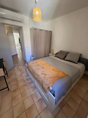 une chambre avec un grand lit dans une pièce dans l'établissement Appartement rénové à 5min de la Comédie - Clim - 4 personnes, à Montpellier