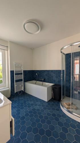 une grande salle de bain avec baignoire et douche dans l'établissement Villa Amica, Terrasse et jardin, à 50m de la plage, à Villers-sur-Mer