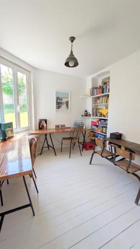 un bureau avec des bureaux et des chaises dans une pièce dans l'établissement Villa Amica, Terrasse et jardin, à 50m de la plage, à Villers-sur-Mer