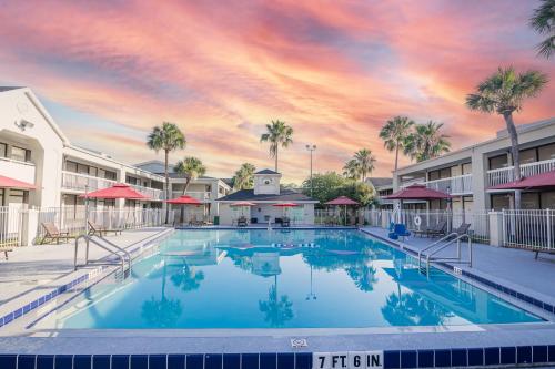 a pool at a resort with a sunset at Disney 12 minutes for family, Pool and parking FREE in Kissimmee