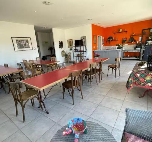 une salle à manger avec tables et chaises et une cuisine dans l'établissement Studio cosy dans une ecurie en Touraine, à Saint-Roch