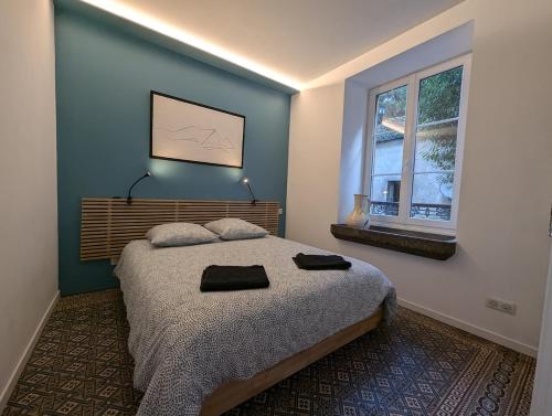une chambre avec un grand lit et une fenêtre dans l'établissement Sara, à Sainte-Marie-aux-Mines