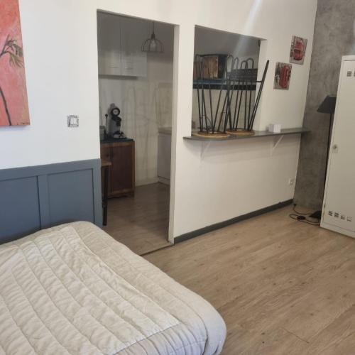 une chambre avec un lit dans une pièce dans l'établissement agréables studios avec terrasse sur jardin, à Caussade