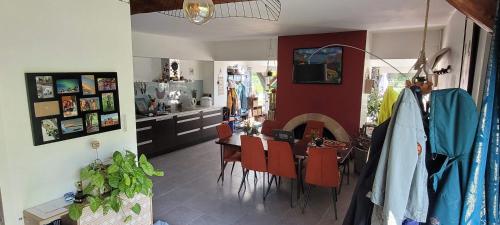une cuisine et une salle à manger avec une table et des chaises dans l'établissement Country house for animals and nature lovers, à Courcy-aux-Loges