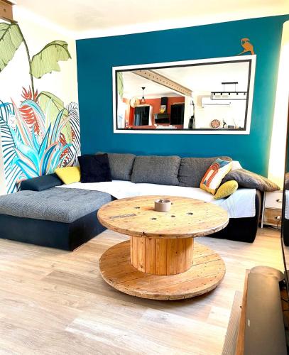 un salon avec une table et un canapé dans l'établissement La Maison Nikaïa, à Narbonne