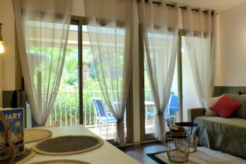 Apartment with pool near the sea