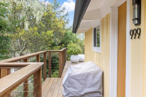 Un balcón o terraza en Tranquil Treehouse