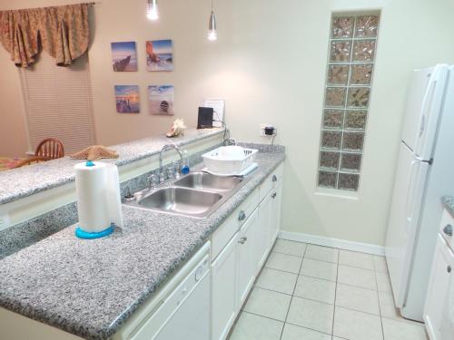 A kitchen or kitchenette at Los Cabos III Condominiums