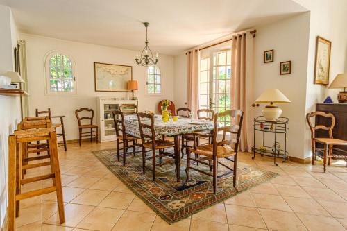 eine Küche und ein Esszimmer mit Tisch und Stühlen in der Unterkunft Nastidou in Sanary-sur-Mer