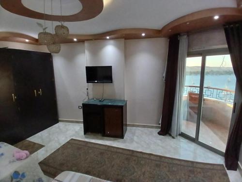 TV a/nebo společenská místnost v ubytování Monty's Nile View Apartment - Aswan Plaza