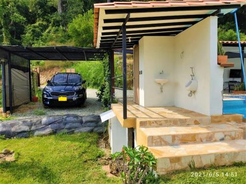 a car parked in a garage next to a house at Monteclaro Campestre - En Sopetran in Sopetran