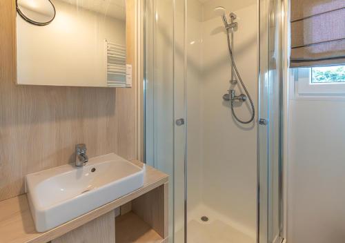 Bilik mandi di Chaletparc Krabbenkreek Zeeland - Chalet 78