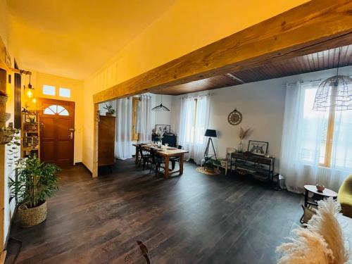 Una televisión o centro de entretenimiento en Maison de vacances familiale 4 chambres