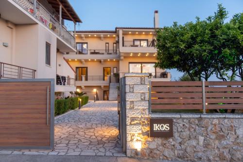 a villa with a gate in front of a house at Ikosapartments -home 3-4 in Perdika