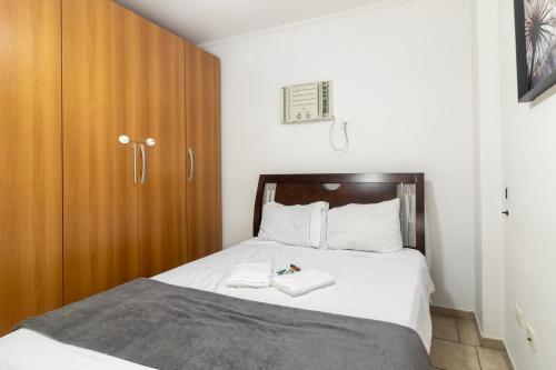 Postel nebo postele na pokoji v ubytování Comfortable Gonzaga Apartament - Em 1 minuto a pé tá na PRAIA Gonzaga em Santos e no Shopping Balneário, 2 ar-condicionados, portaria 24 horas, elevador, 1 vaga carro Gratís, wi-fi Grátis, enxoval Gratuito, PRAIA Santos Gonzaga, Bicicleta disponí