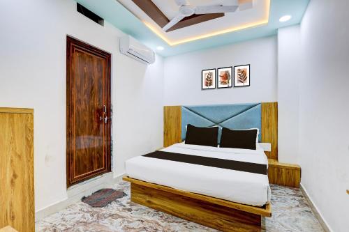 Una cama o camas en una habitación de Hotel O by OYO Hotel Sunrise