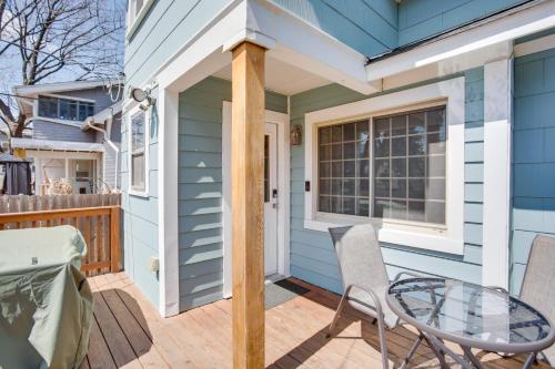Μπαλκόνι ή βεράντα στο Historic St Paul Home Between Twin Cities!
