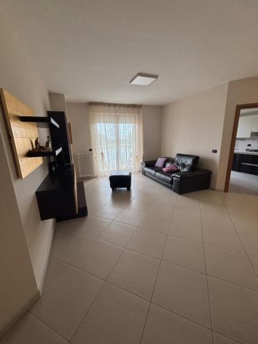 una sala de estar con un sofá y una mesa en Casa Mara, en Macchie