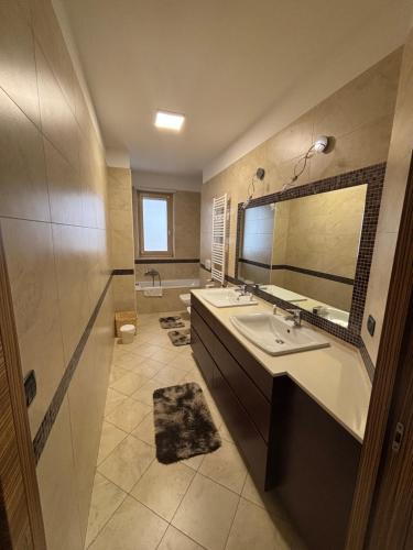 un baño con lavabo y espejo en Casa Mara, en Macchie