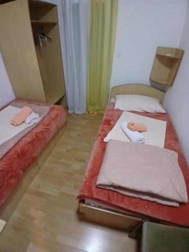 2 Betten in einem kleinen Zimmer in der Unterkunft N i N in Međugorje