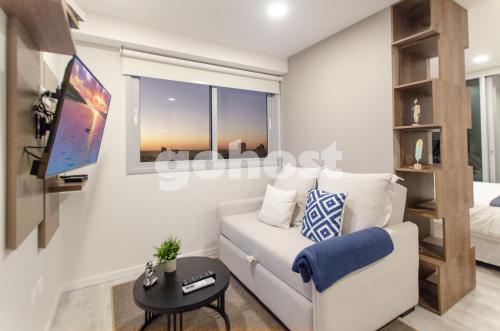 Televisyen dan/atau pusat hiburan di Elegant Apartment Blocks Away From La Galeria
