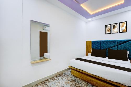 Una cama o camas en una habitación de Hotel O by OYO Hotel Sunrise