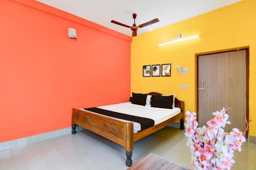 Postel nebo postele na pokoji v ubytování Hotel O Aradhya Beach Resort