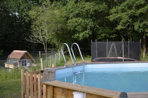 - une piscine avec deux robinets métalliques dans la cour dans l'établissement Renovated water mill next to the river Tardes, à Saint-Sylvain-Bellegarde