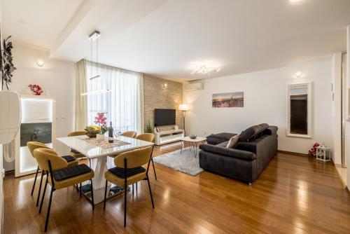 Three Lions Apartment