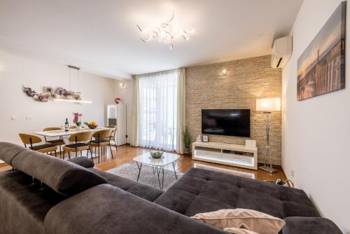 Three Lions Apartment