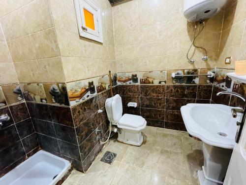 Ένα μπάνιο στο Dar Alsalam Suites