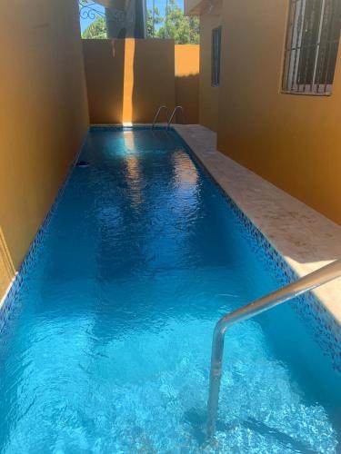 a swimming pool with a hose in the water at Casa modesta para disfrutar in Colorado