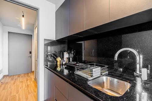 Kuchyň nebo kuchyňský kout v ubytování Centriqo by Wynwood House