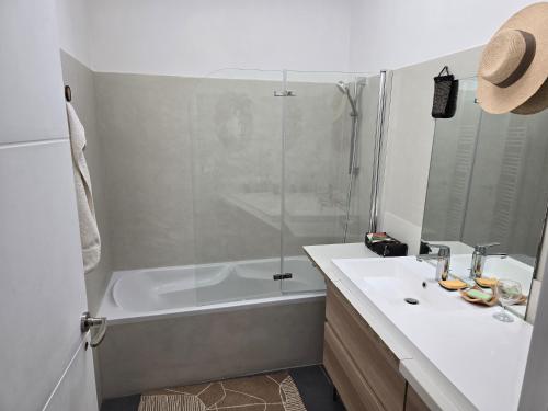 Un baño con bañera, lavabo y ducha. en Maison proche du port de La Ciotat, en La Ciotat