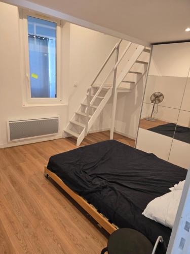 Un dormitorio con una litera y una escalera. en Maison proche du port de La Ciotat, en La Ciotat