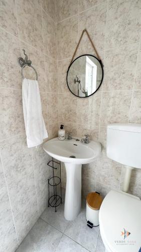 a bathroom with a sink and a mirror at Pátio Privado com Churrasqueira by Férias em Figueira in Figueira da Foz