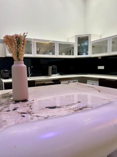 Cette chambre dispose d'une table avec un vase. dans l'établissement Villa carré des musiciens, à Cannes