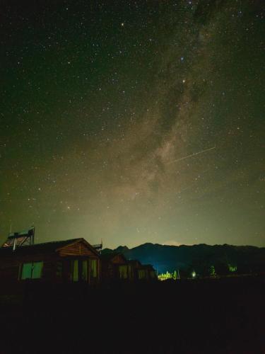 Una notte stellata con una casa e la via lattea di Cabañas Tierra Adentro a Uspallata