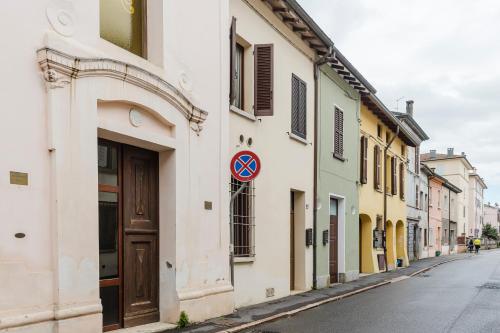 a street sign on the side of a building at La casa di rovere in Lugo