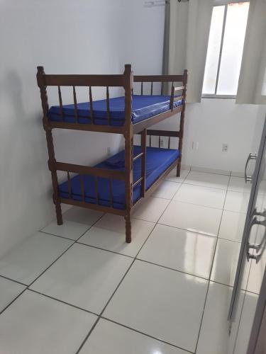 Zimmer mit 2 Etagenbetten auf einem Fliesenboden in der Unterkunft KITNETES Bot in Angra dos Reis