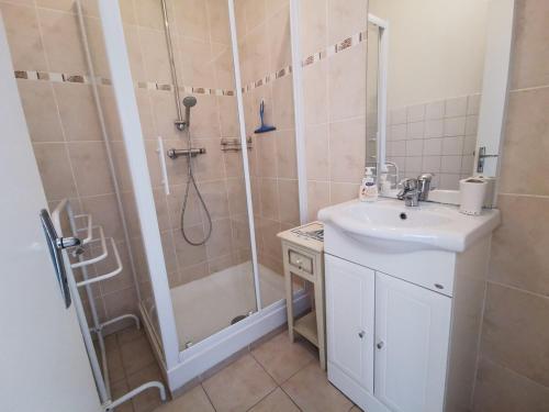 une salle de bain avec douche et lavabo dans l'établissement Chez Anna, à Concarneau