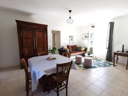 un salon avec une table et un canapé dans l'établissement Chez Anna, à Concarneau