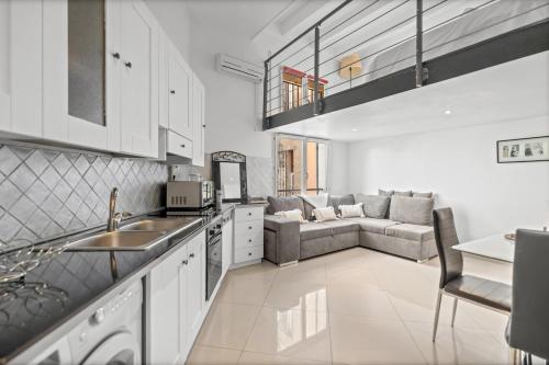 une cuisine et un salon avec un canapé dans l'établissement 3 bd carnot cannes, à Cannes