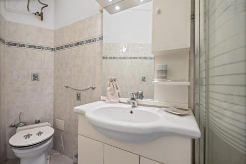 une salle de bain blanche avec un lavabo et des toilettes dans l'établissement 3 bd carnot cannes, à Cannes