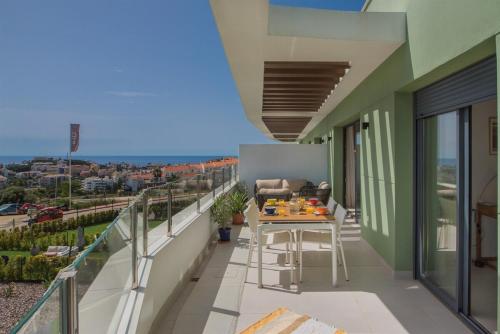 Split-level apartment with spa & private rooftop